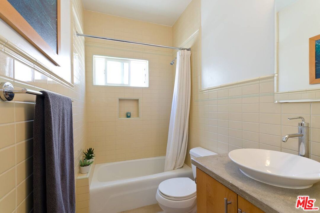 506 North Spaulding Avenue Los Angeles, CA 90036 - Photo 14 of 23 a bathroom with a toilet a sink and bathtub