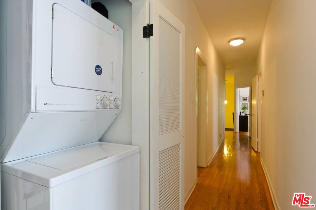 506 North Spaulding Avenue Los Angeles, CA 90036 - Photo 16 of 23 a bathroom with a bathtub and a shower