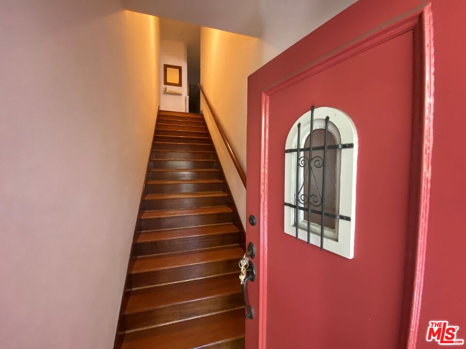 506 North Spaulding Avenue Los Angeles, CA 90036 - Photo 17 of 23 a view of entryway