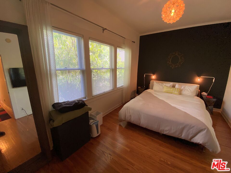 506 North Spaulding Avenue Los Angeles, CA 90036 - Photo 21 of 23 a bedroom with a bed and a flat tv screen on dresser