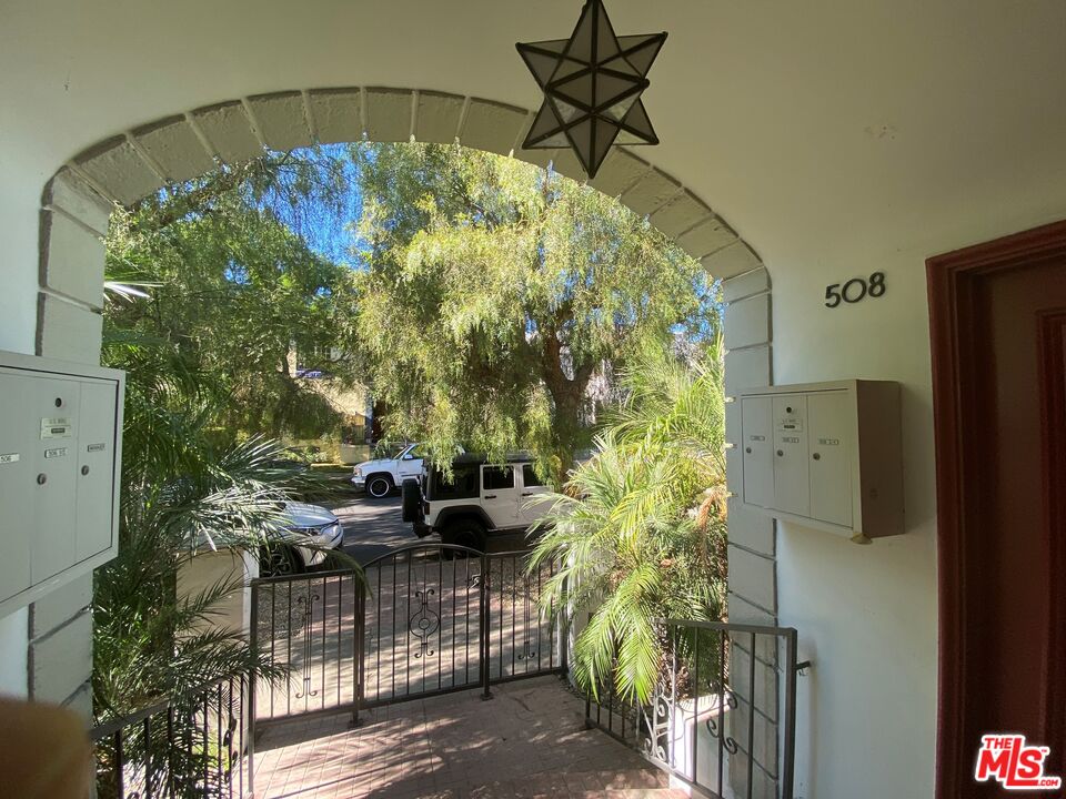 506 North Spaulding Avenue Los Angeles, CA 90036 - Photo 4 of 23 a backyard of a house with table and chairs