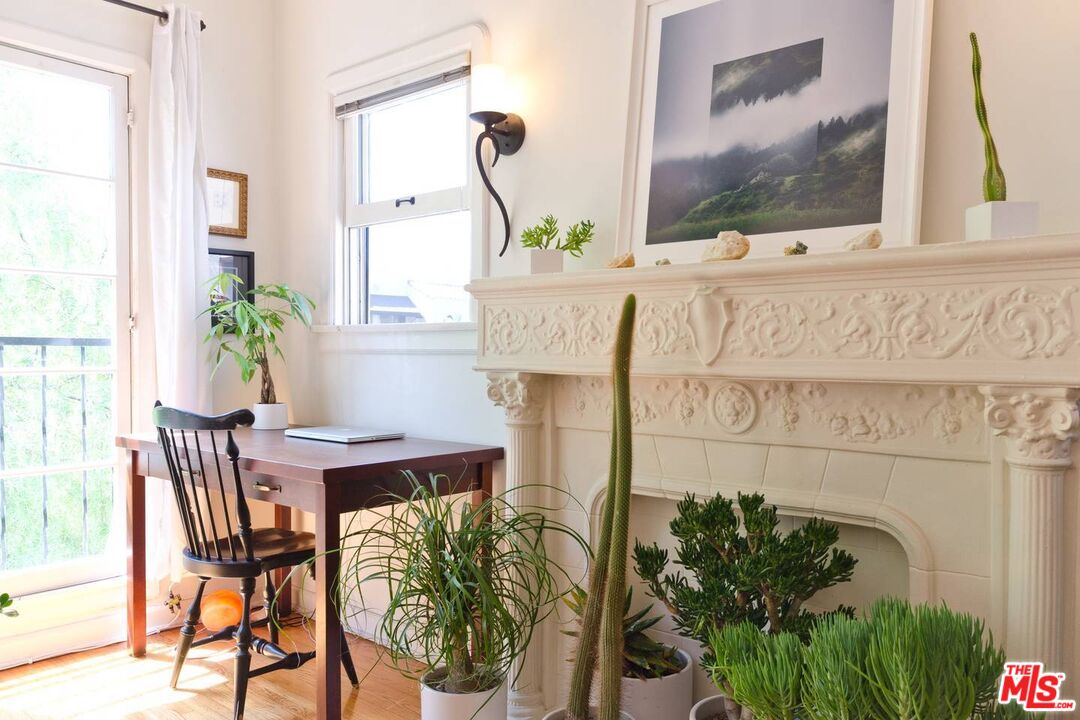 506 North Spaulding Avenue Los Angeles, CA 90036 - Photo 6 of 23 a dining room with furniture and wooden floor
