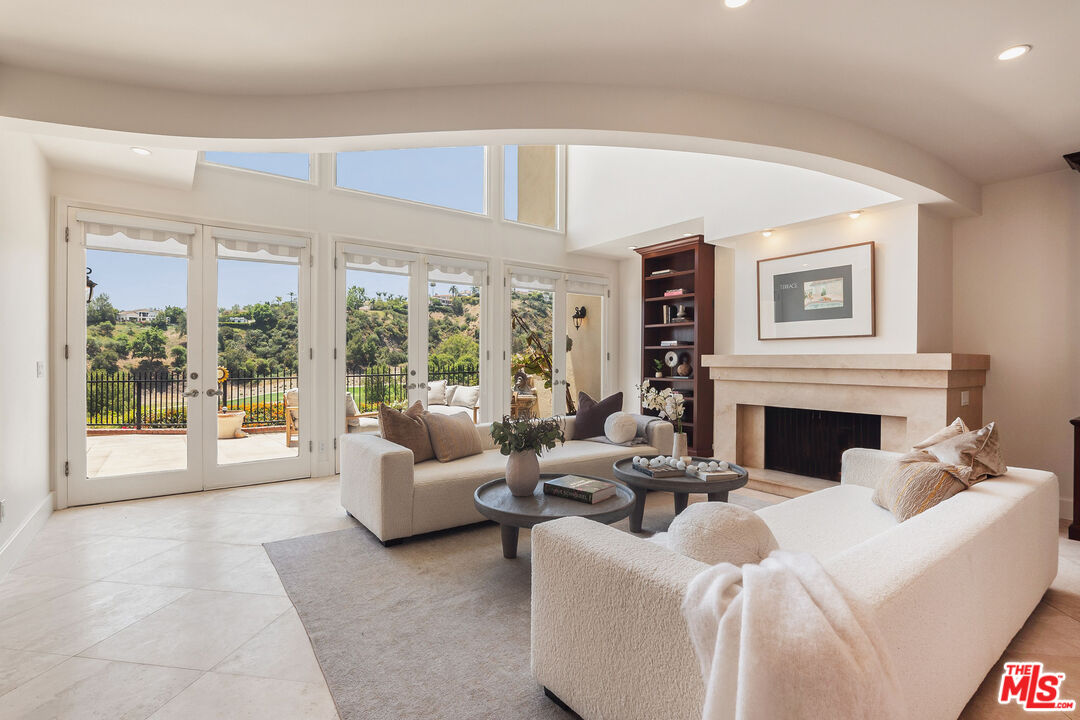 2125 Ridge Drive Los Angeles, CA 90049 - Photo 5 of 32