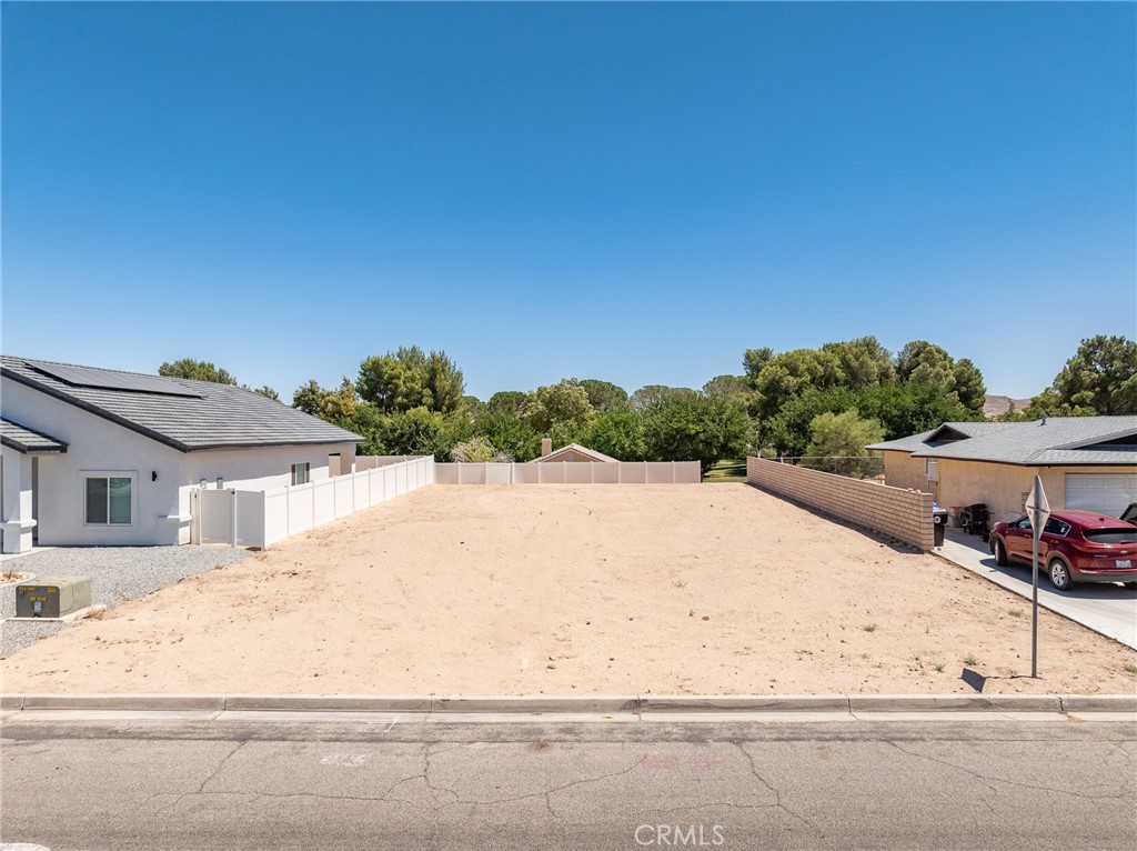 26701 Bluewater Road Helendale, CA 92342 - Photo 4 of 22 a white house with a view of the ocean