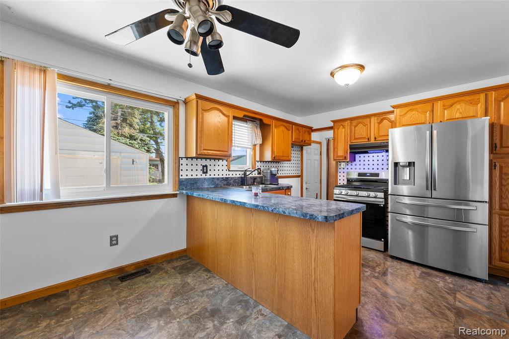 15641 Common Road Roseville, MI 48066 - Photo 15 of 32