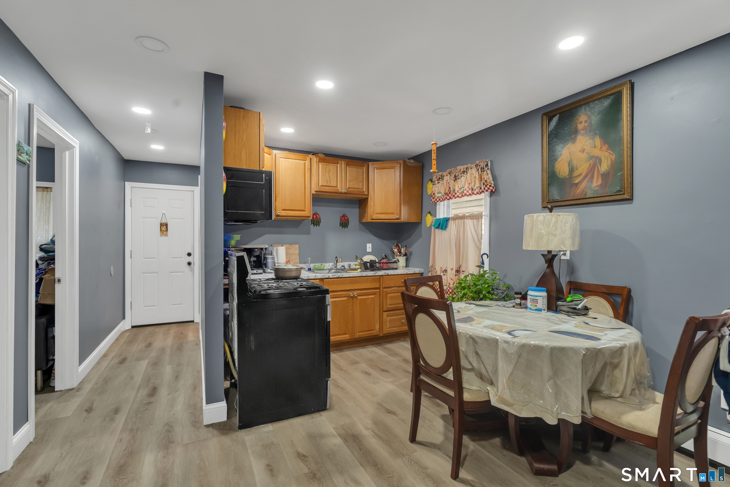 644-646 Maple Street Bridgeport, CT 06608 - Photo 4 of 40