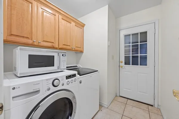 a view of kitchen with washer and dryer