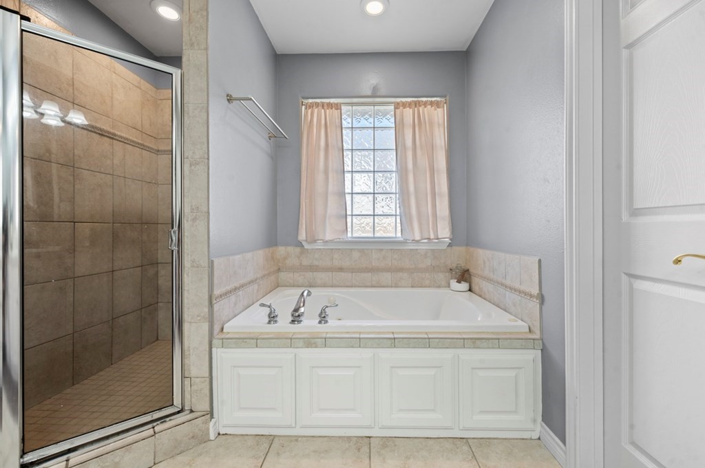 365 Copperfield Loop Lufkin, TX 75904 - Photo 10 of 28 a spacious bathroom with a bathtub and shower