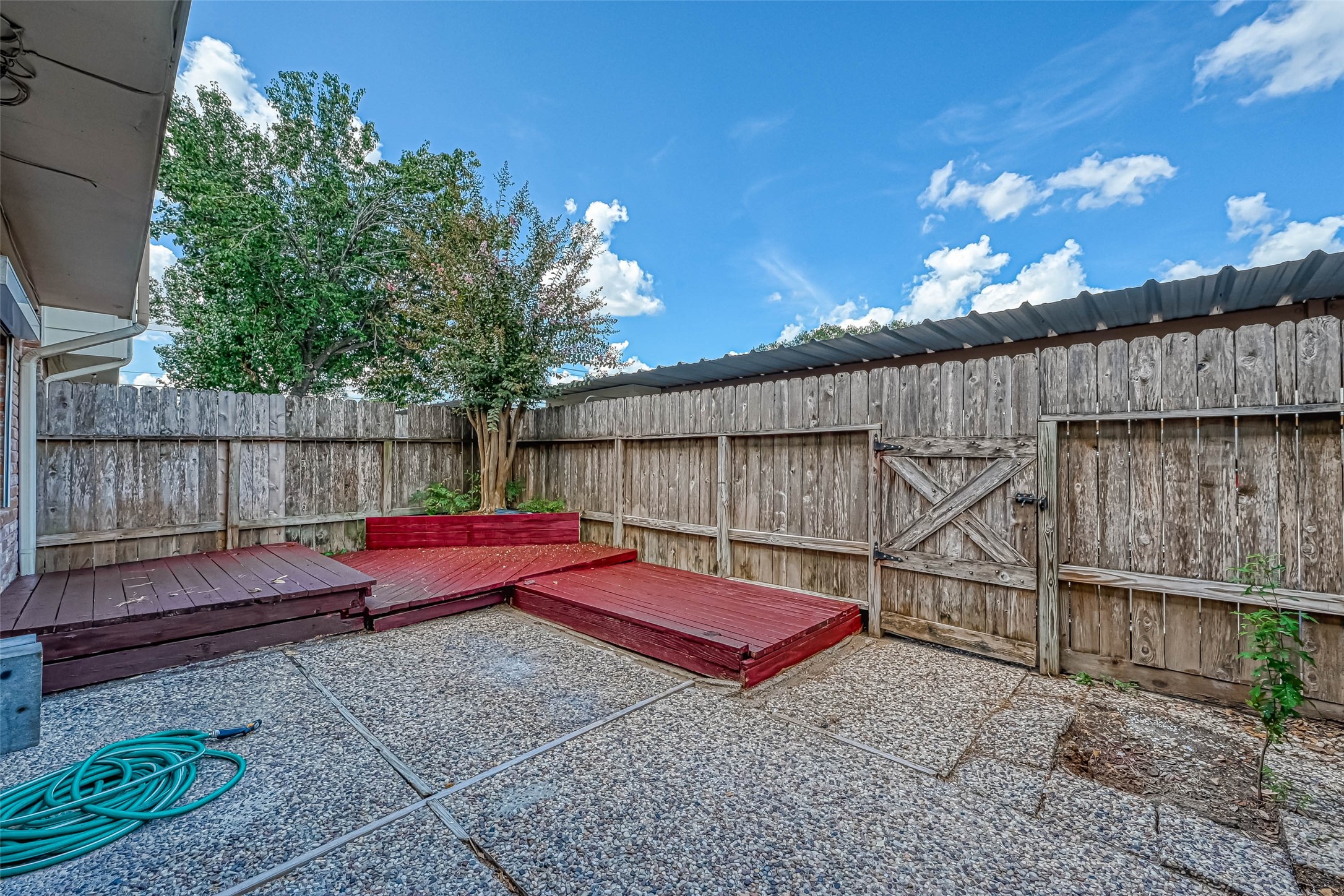 14179 Misty Meadow Lane Houston, TX 77079 - Photo 37 of 41 a backyard of a house with table and chairs