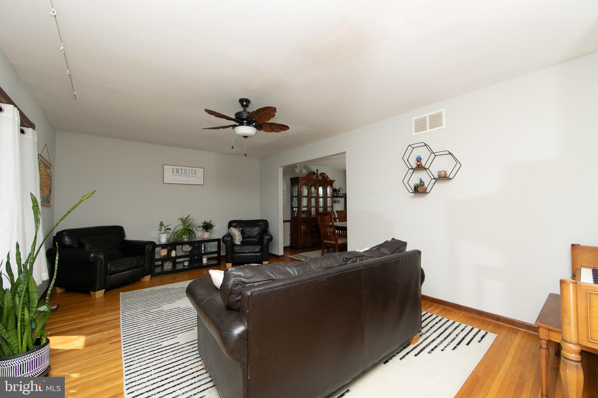 4 Evergreen Drive Berlin, NJ 08009 - Photo 3 of 46 Living Room