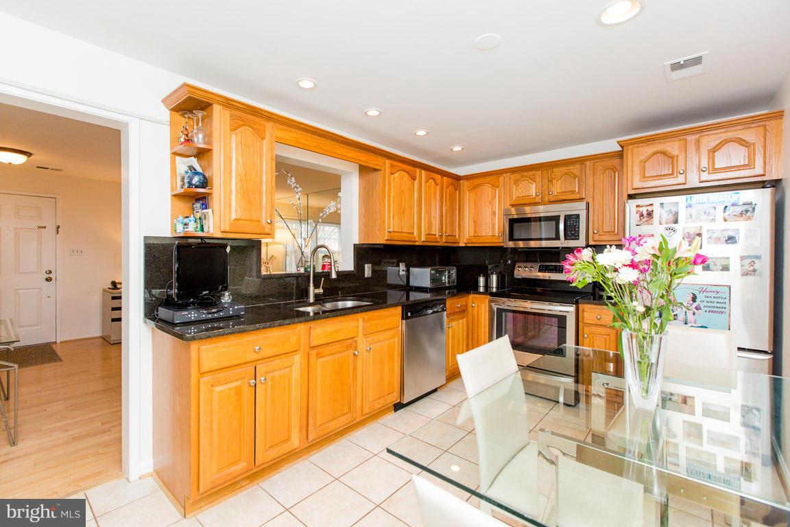 8028 Quarry Ridge Way, Unit 2A Bethesda, MD 20817 - Photo 6 of 19 Kitchen