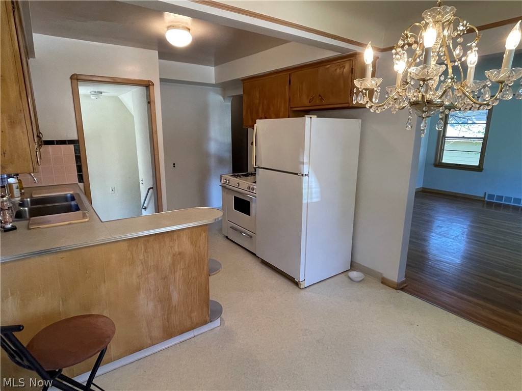 24800 Emery Road Warrensville Heights, OH 44128 - Photo 6 of 17 Eat-in-kitchen
