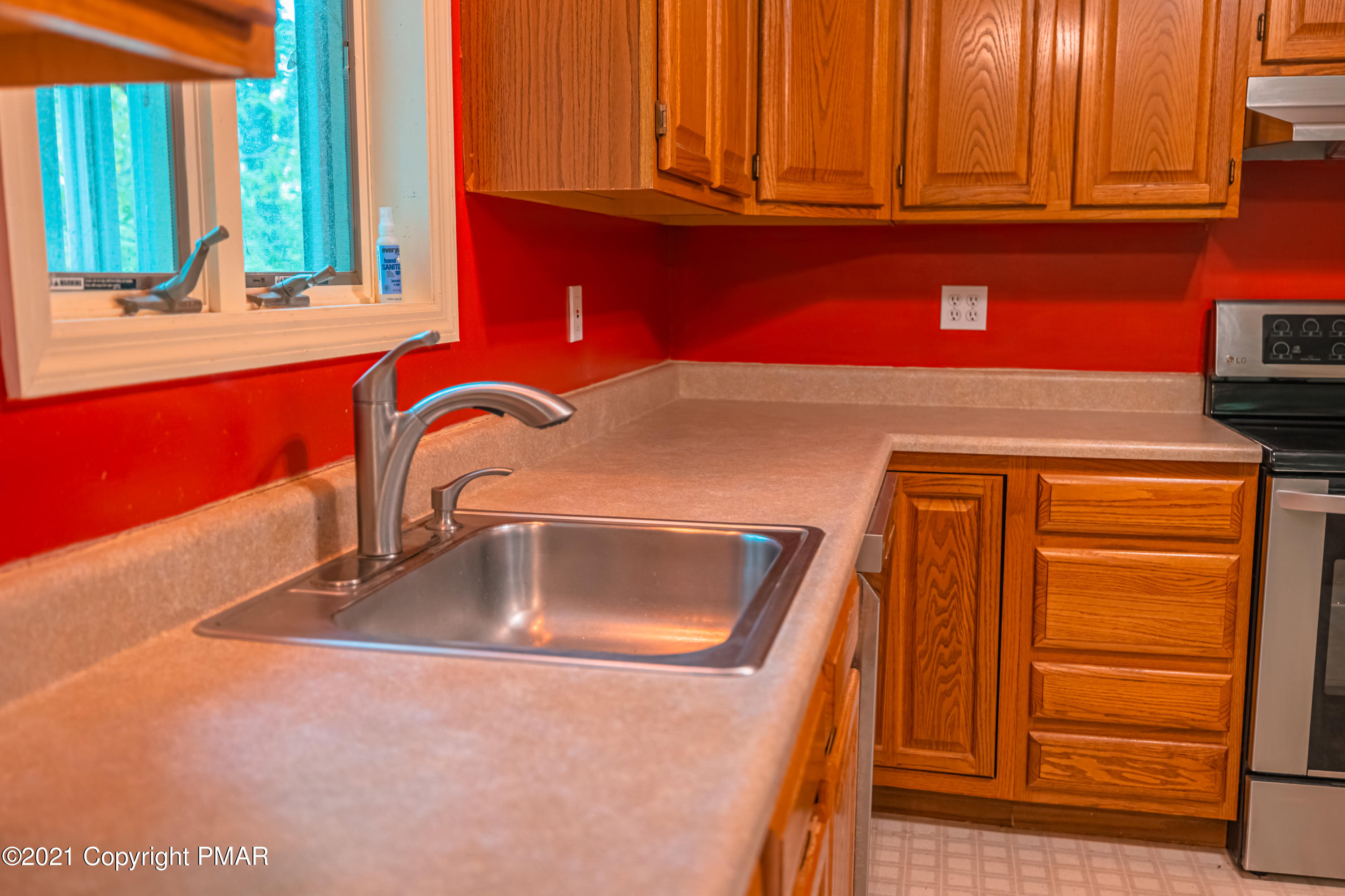 119 Canterbury Road Bushkill, PA 18324 - Photo 11 of 55 kitchen