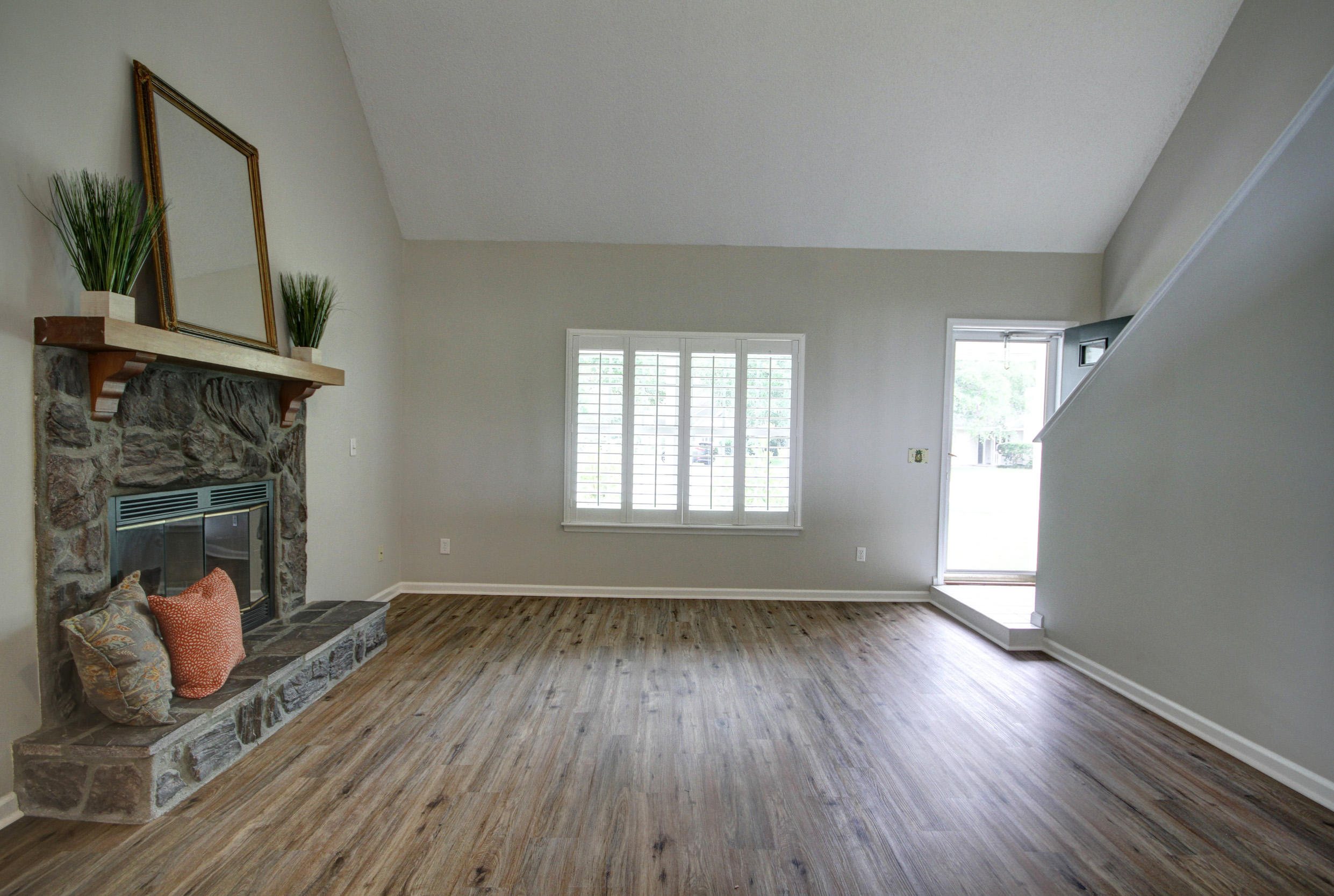 519 Castle Hall Road Mount Pleasant, SC 29464 - Photo 6 of 37 New Laminate Floors!