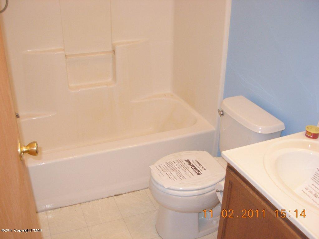 566 Gold Finch Road Bushkill, PA 18324 - Photo 8 of 9 Master Bath