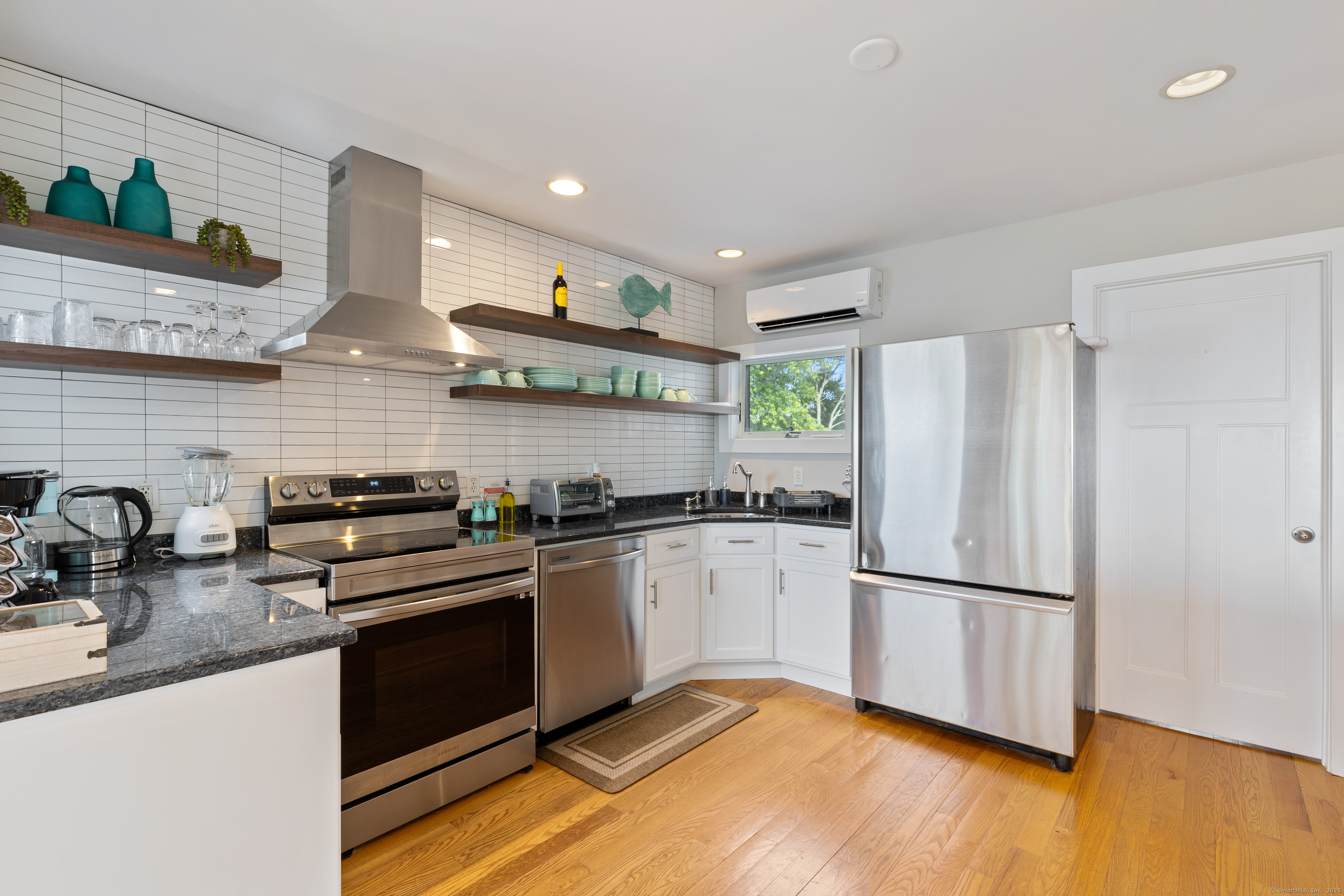 176 Shore Road Clinton, CT 06413 - Photo 10 of 40