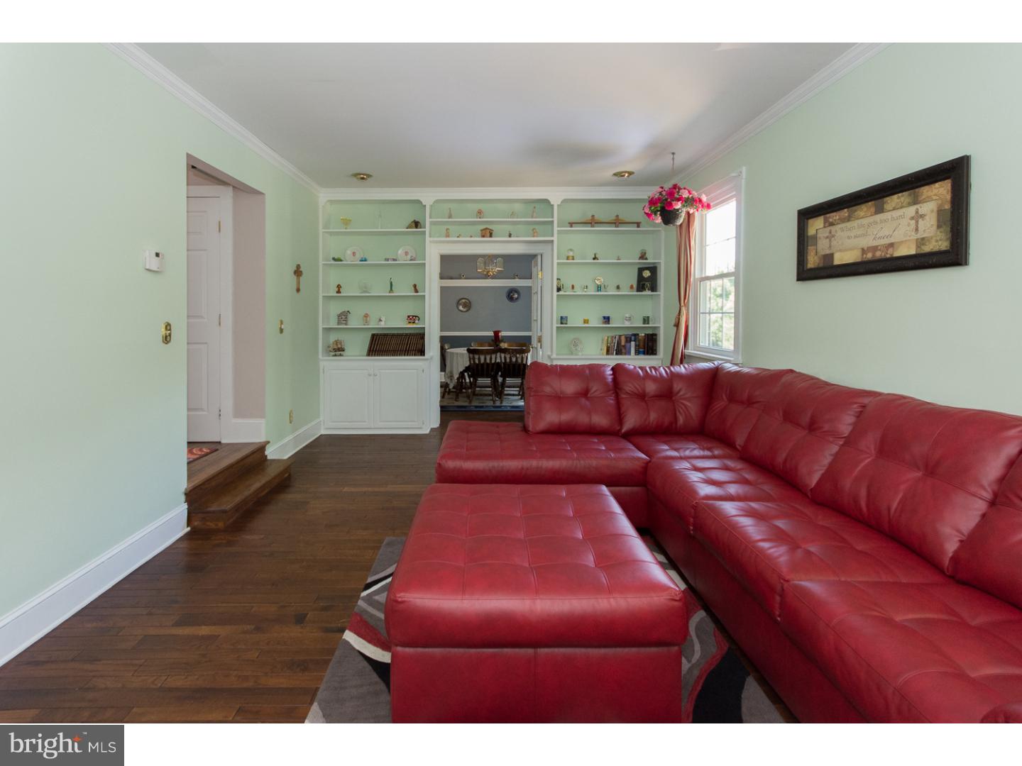 842 Meadowview Road Kennett Square, PA 19348 - Photo 5 of 19 Living Room