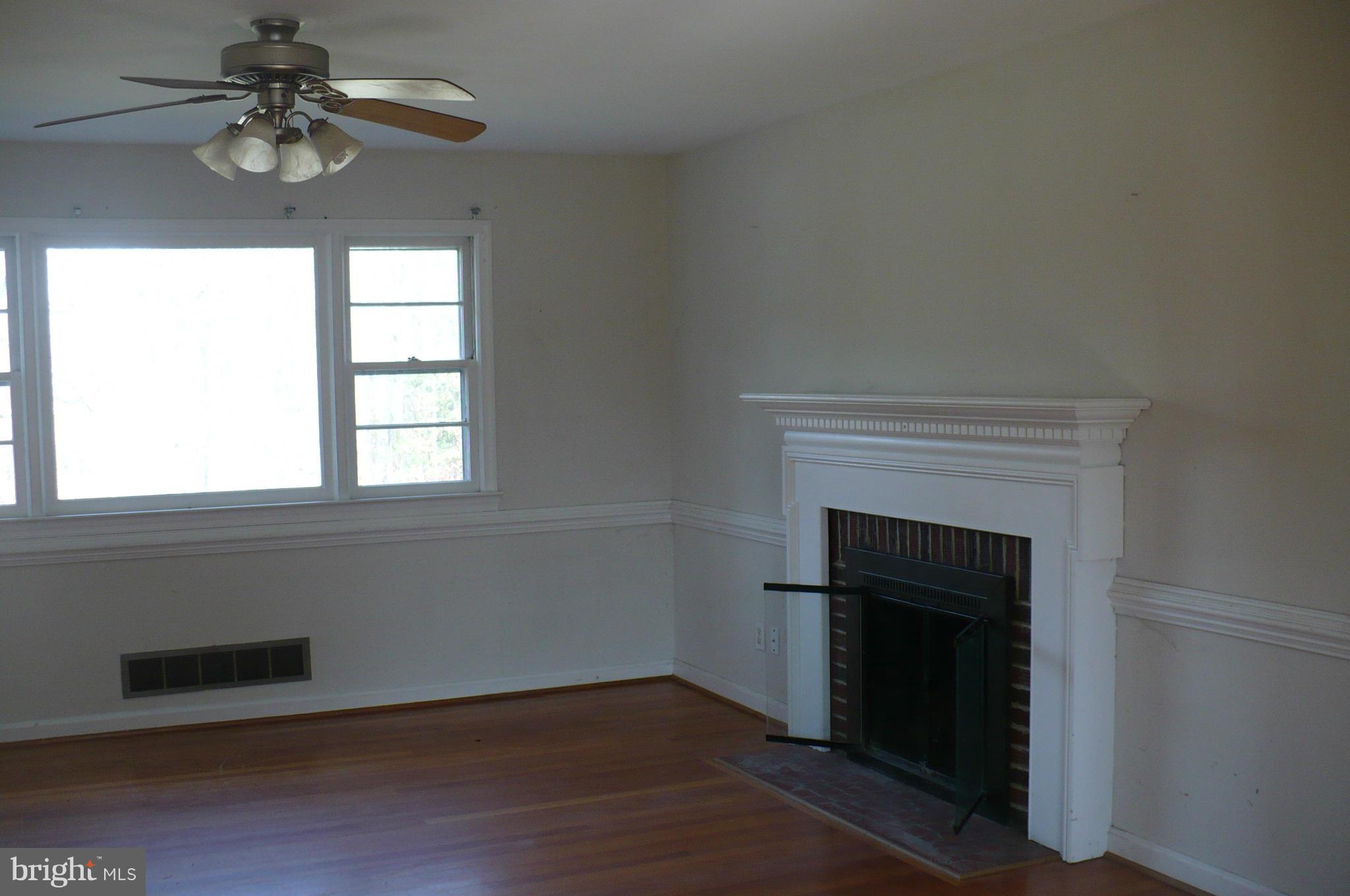 20023 Beaver Dam Road Beaverdam, VA 23015 - Photo 4 of 12 Living Room with fireplace