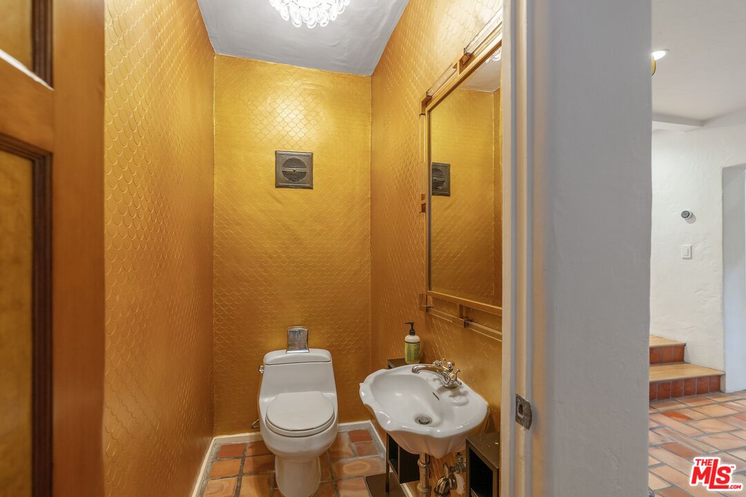 1643 Queens Road Los Angeles, CA 90069 - Photo 21 of 44 a bathroom with a sink and toilet