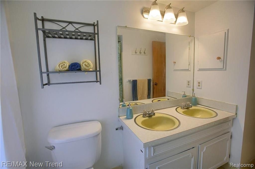 36307 West Lyman Road Farmington Hills, MI 48331 - Photo 24 of 33