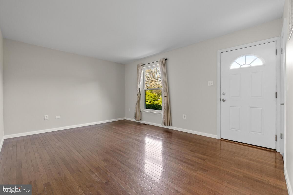 7906 Yellow Springs Road Frederick, MD 21702 - Photo 5 of 35 Living Room