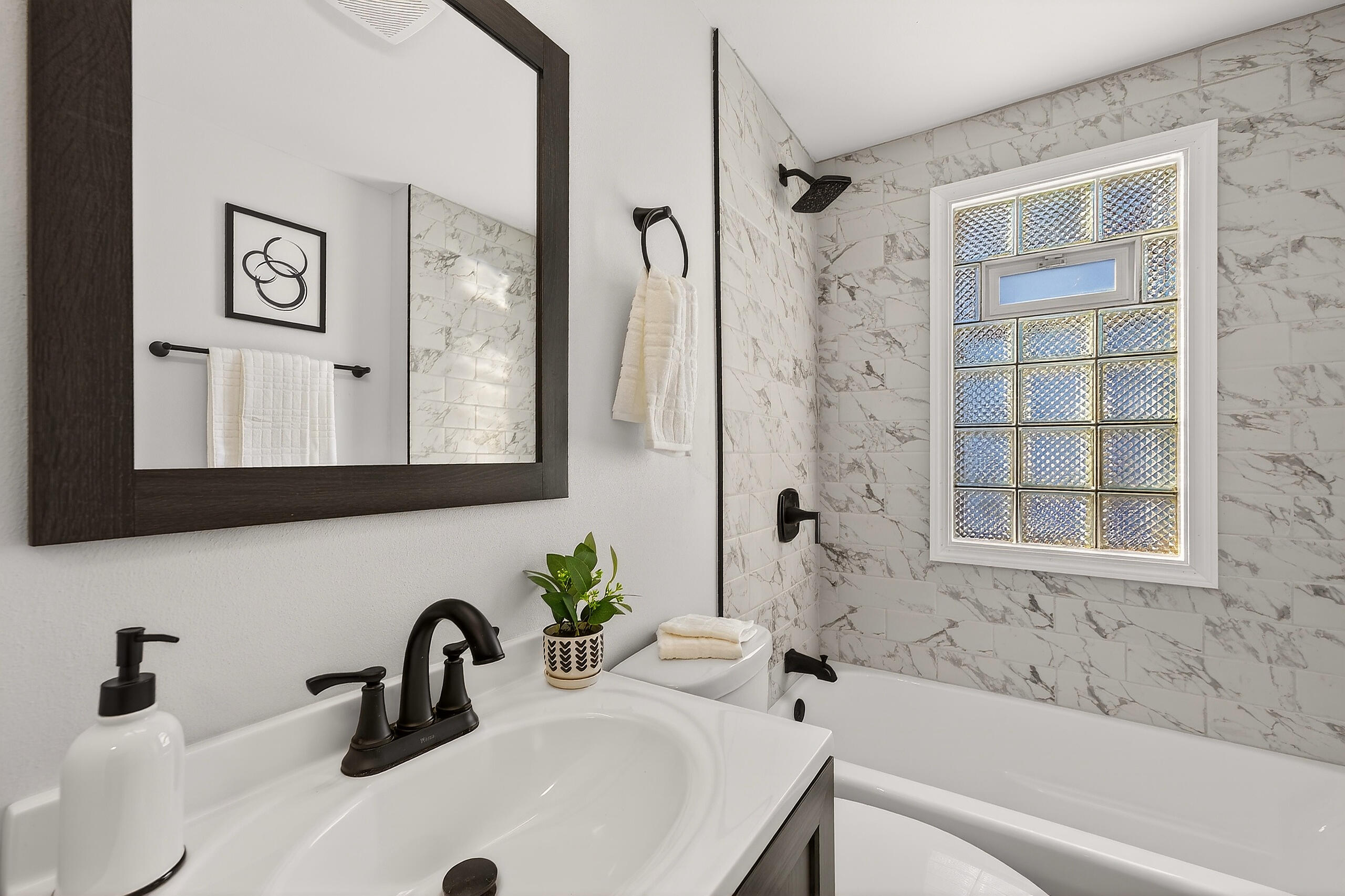 4545 North 45th Street Milwaukee, WI 53218 - Photo 11 of 32 Full Bathroom 1