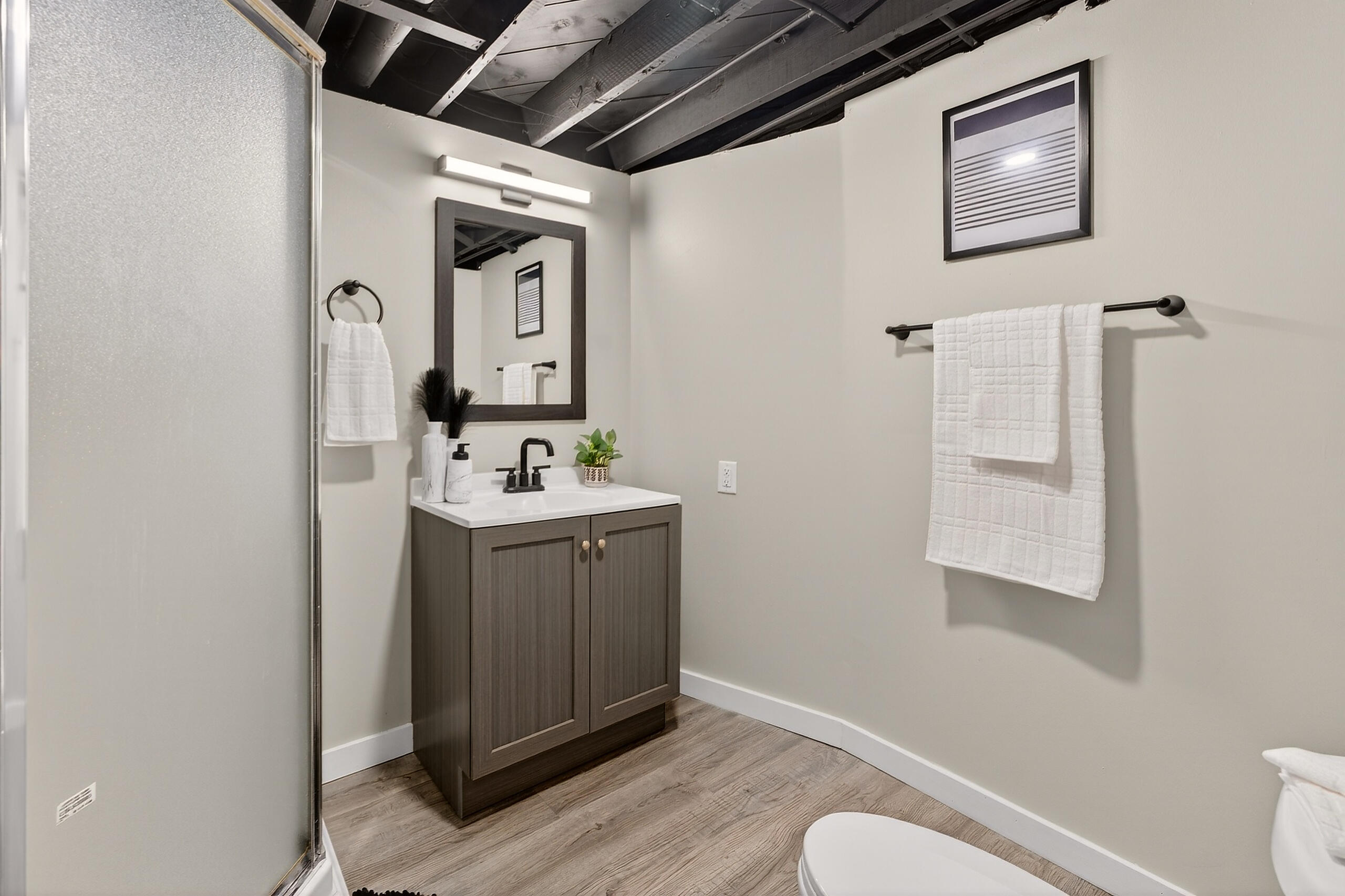 4545 North 45th Street Milwaukee, WI 53218 - Photo 21 of 32 Full Bathroom 2