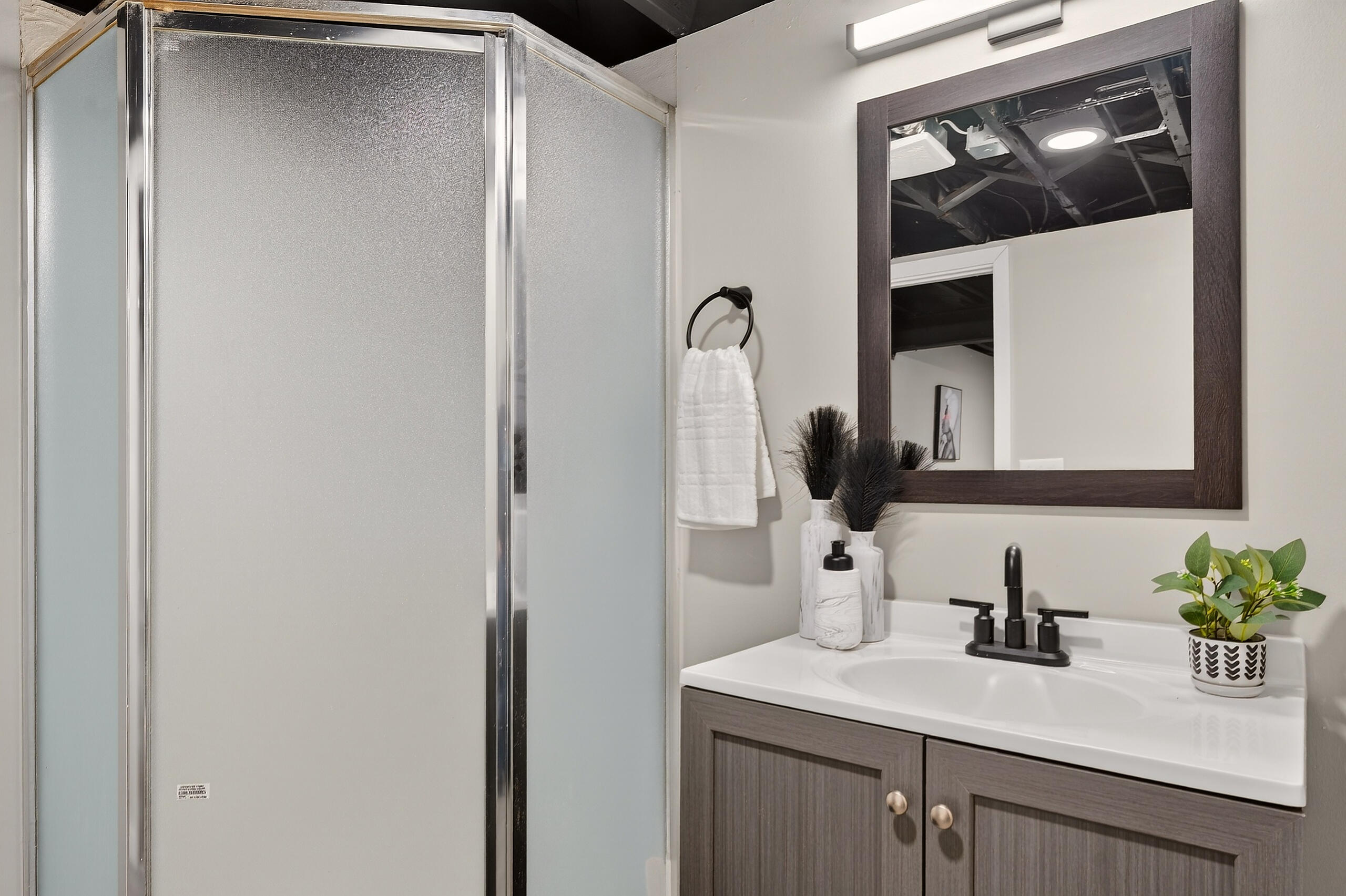 4545 North 45th Street Milwaukee, WI 53218 - Photo 22 of 32 Full Bathroom 2