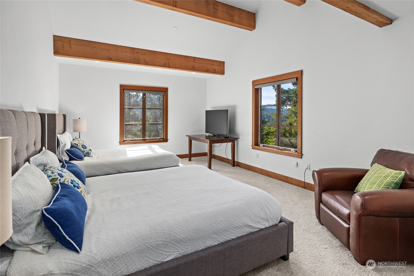 1040 Pinegrass Loop Cle Elum, WA 98922 - Photo 26 of 39 a bedroom with a bed and window