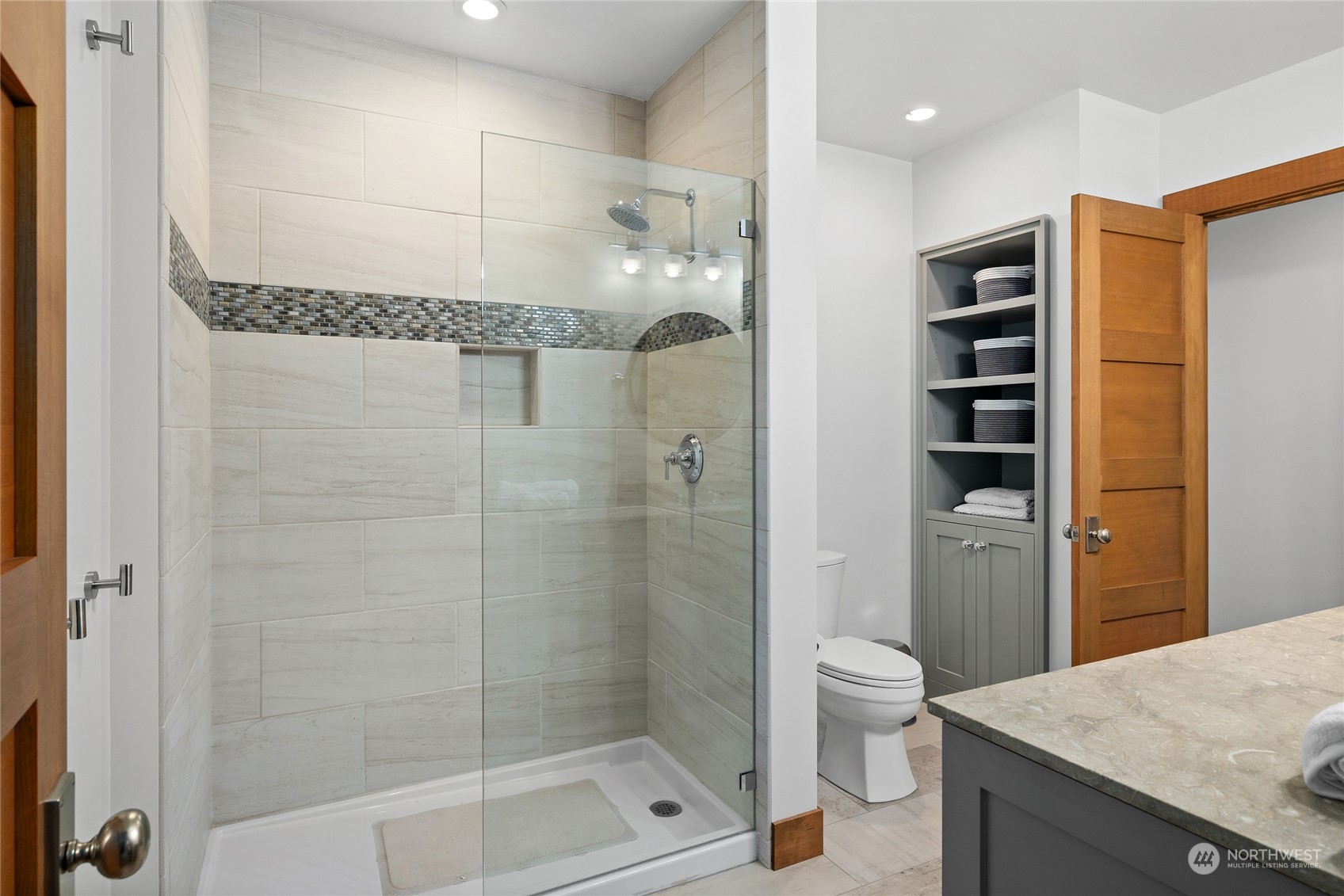 1040 Pinegrass Loop Cle Elum, WA 98922 - Photo 30 of 39 a bathroom with a shower a sink and toilet
