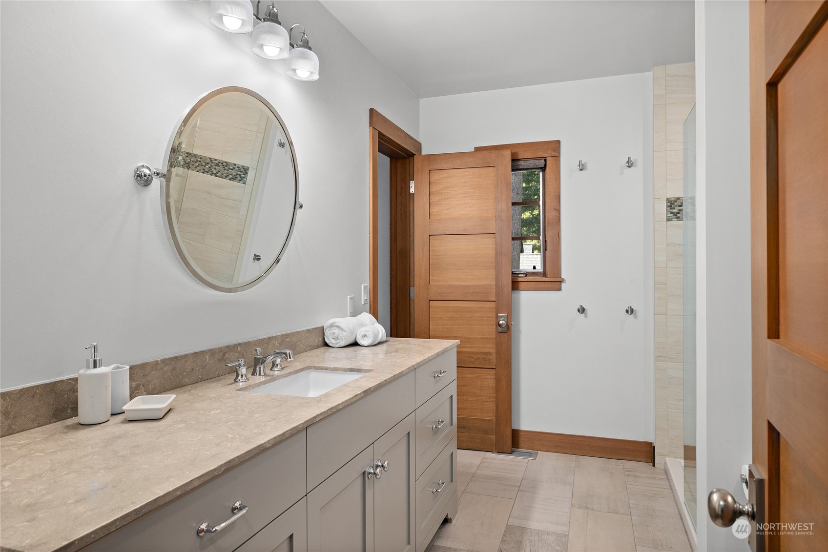 1040 Pinegrass Loop Cle Elum, WA 98922 - Photo 31 of 39 a bathroom with a granite countertop double vanity sink and a mirror