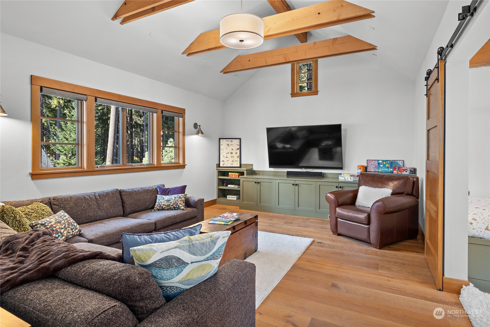 1040 Pinegrass Loop Cle Elum, WA 98922 - Photo 32 of 39 a living room with furniture and a flat screen tv
