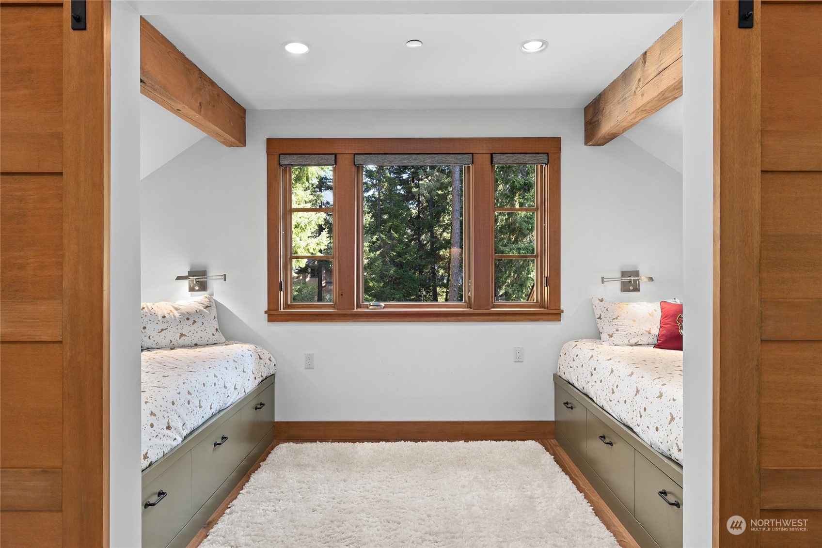 1040 Pinegrass Loop Cle Elum, WA 98922 - Photo 33 of 39 a bathroom with a double vanity sink and mirror