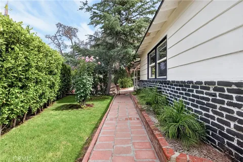 a view of a pathway with a house