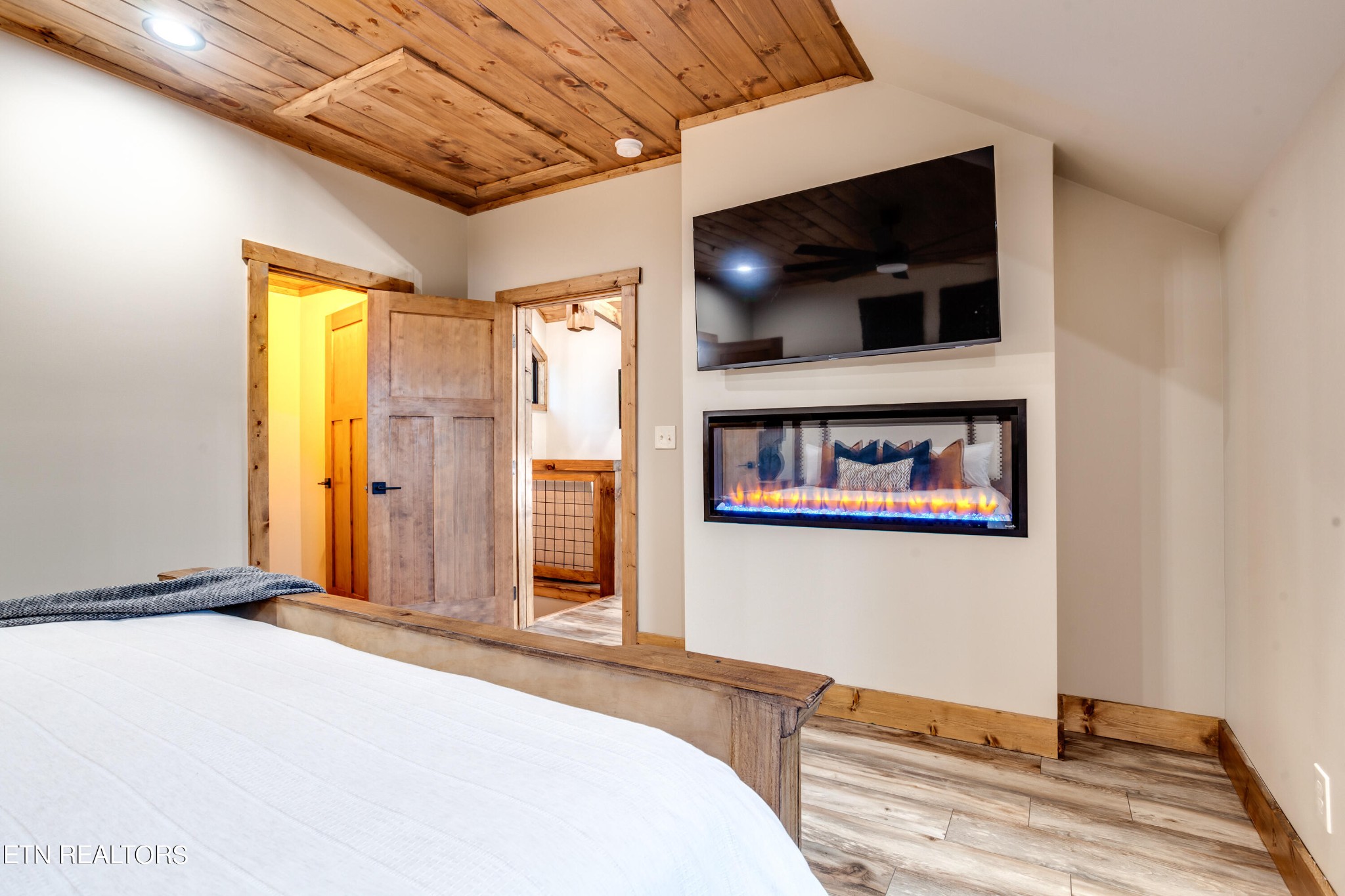 1820 High View Court Sevierville, TN 37876 - Photo 33 of 58 a bedroom with a bed and a flat screen tv