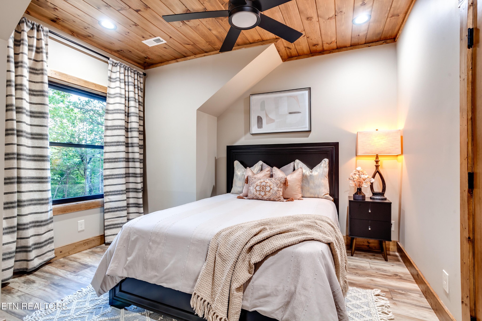 1820 High View Court Sevierville, TN 37876 - Photo 38 of 58 a bedroom with a large bed and a window