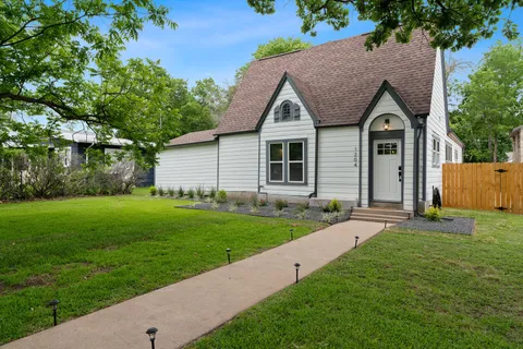 a view of a house with yard and garden