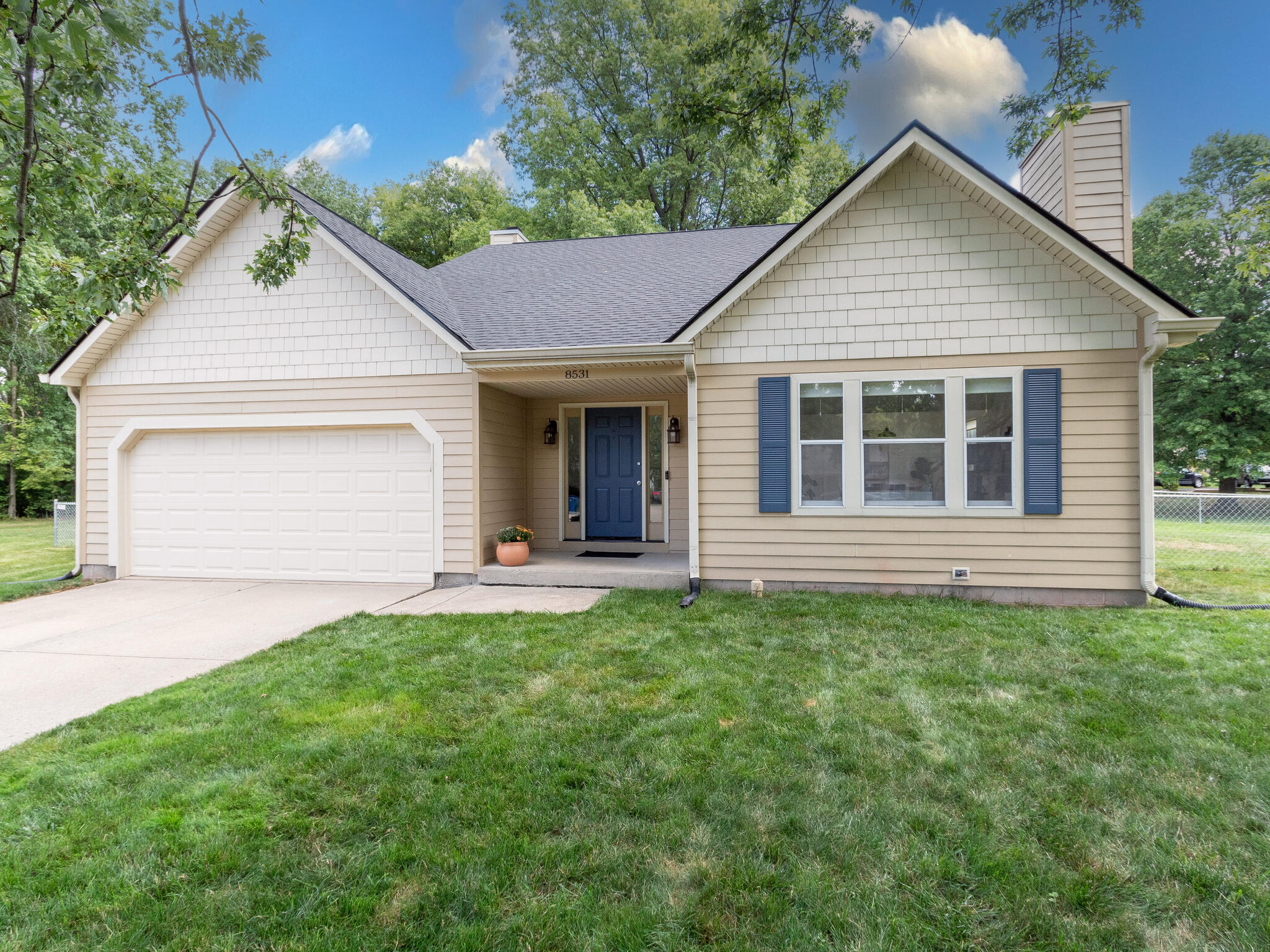 8531 Castle Ridge Lane Indianapolis, IN 46256 - Photo 2 of 22 Gallery Image 2