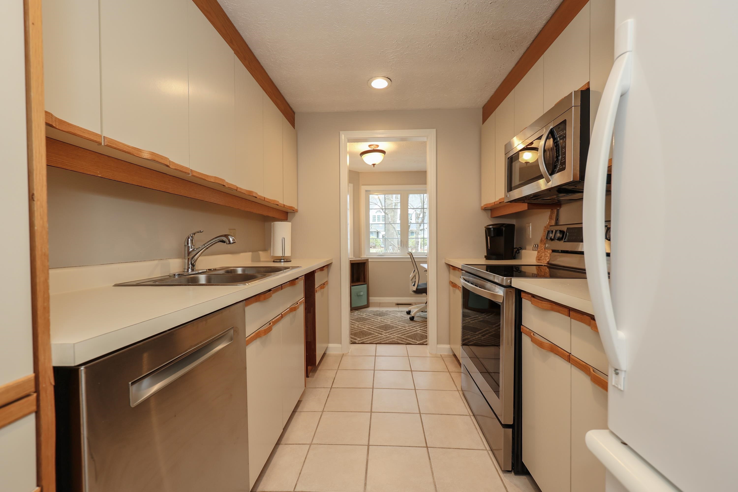 378 Winding Pond Road Londonderry, NH 03053 - Photo 8 of 46