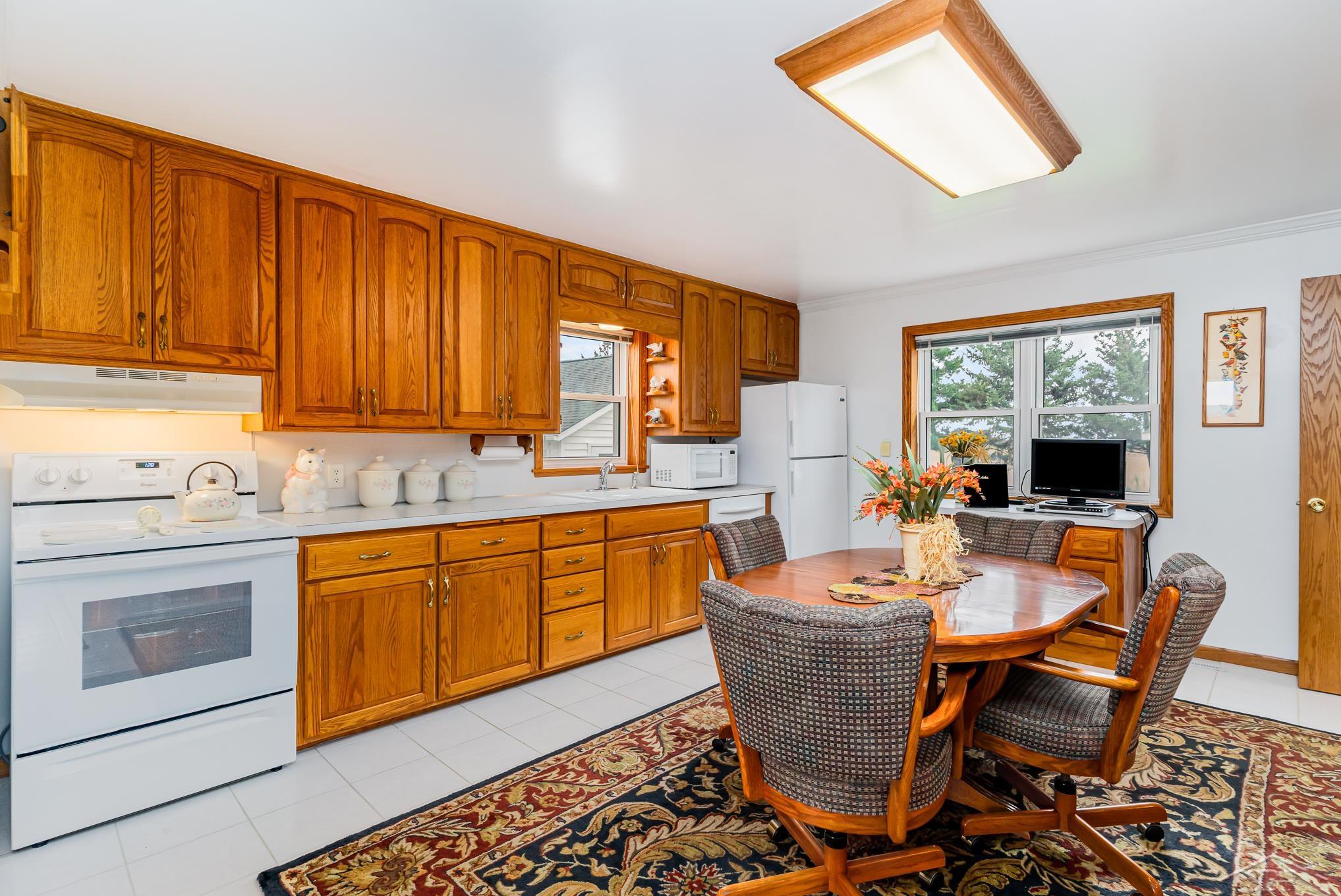 9545 West Freeland Road Freeland, MI 48623 - Photo 6 of 22 Custom Oak Cabinetry goin