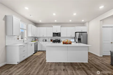 $765,000 | 17512 Crossing Drive East, Puyallup, WA 98374