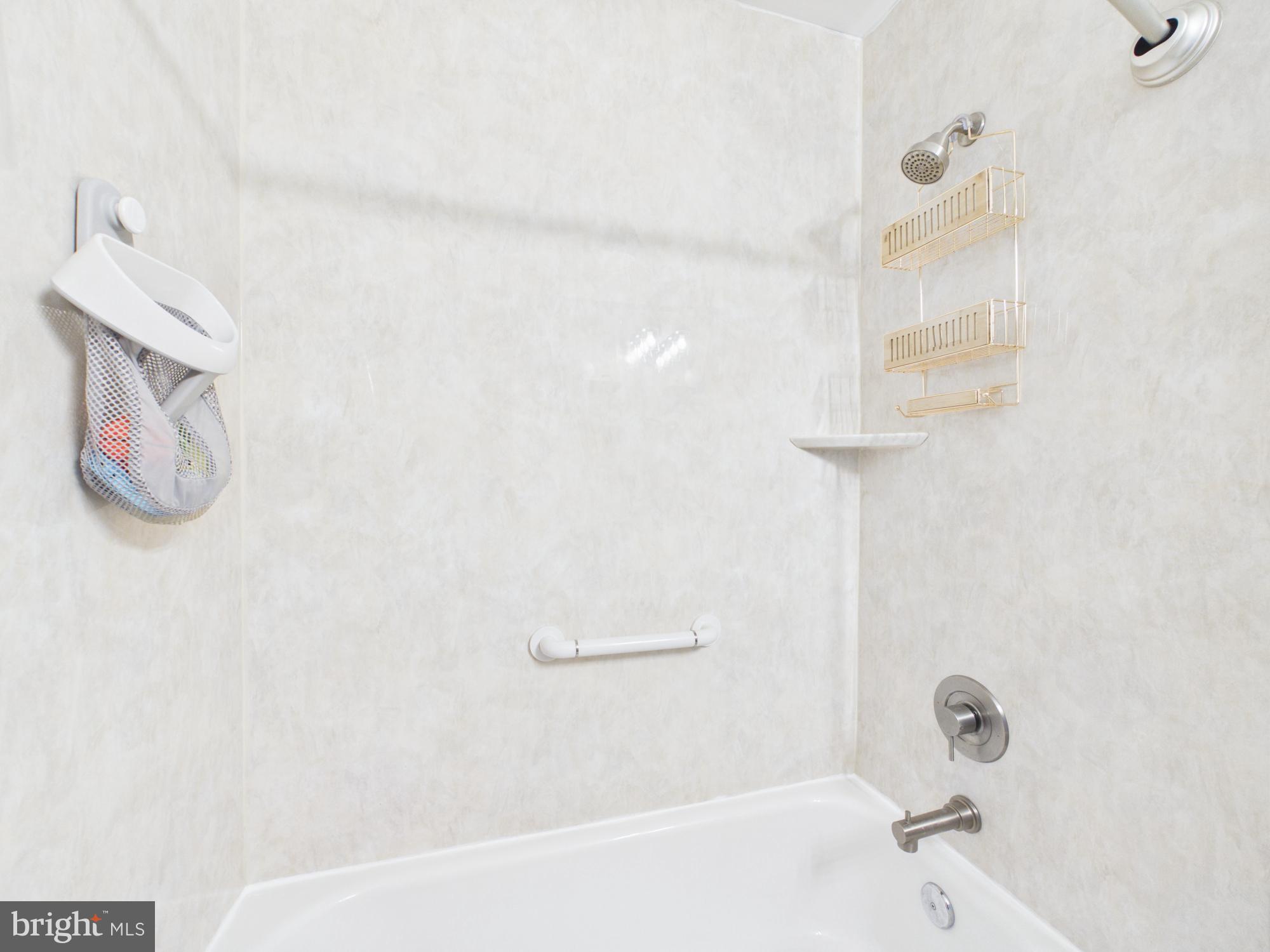 7606 Huntsman Court Clinton, MD 20735 - Photo 31 of 40 a bathroom with a bathtub