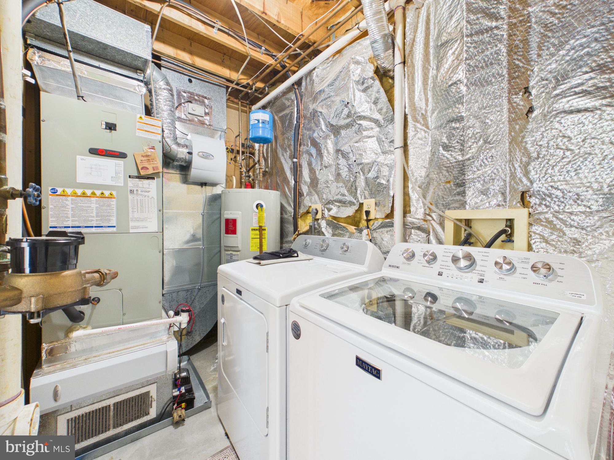 7606 Huntsman Court Clinton, MD 20735 - Photo 35 of 40 a utility room with dryer and washer