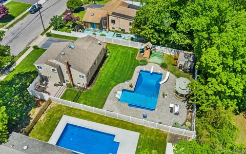 $899,999 | 939 Manor Lane, Bay Shore, NY 11706