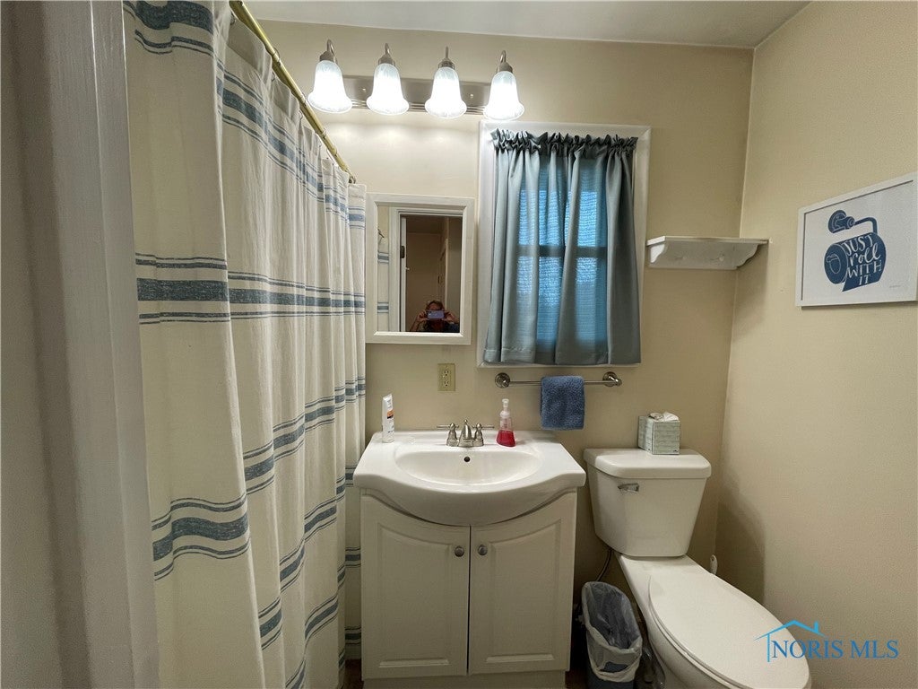24210 James Ridge Road Millbury, OH 43447 - Photo 17 of 36 Bathroom