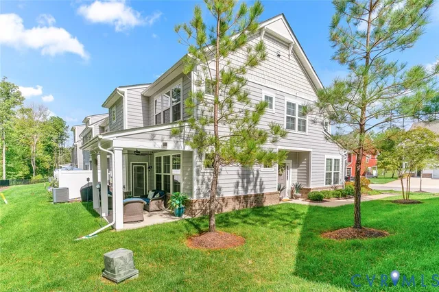 a view of a house with a backyard