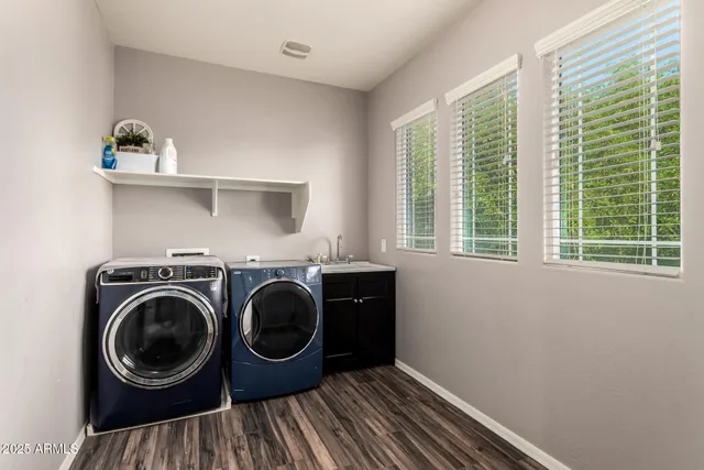 a view of washer and dryer in a bedroom