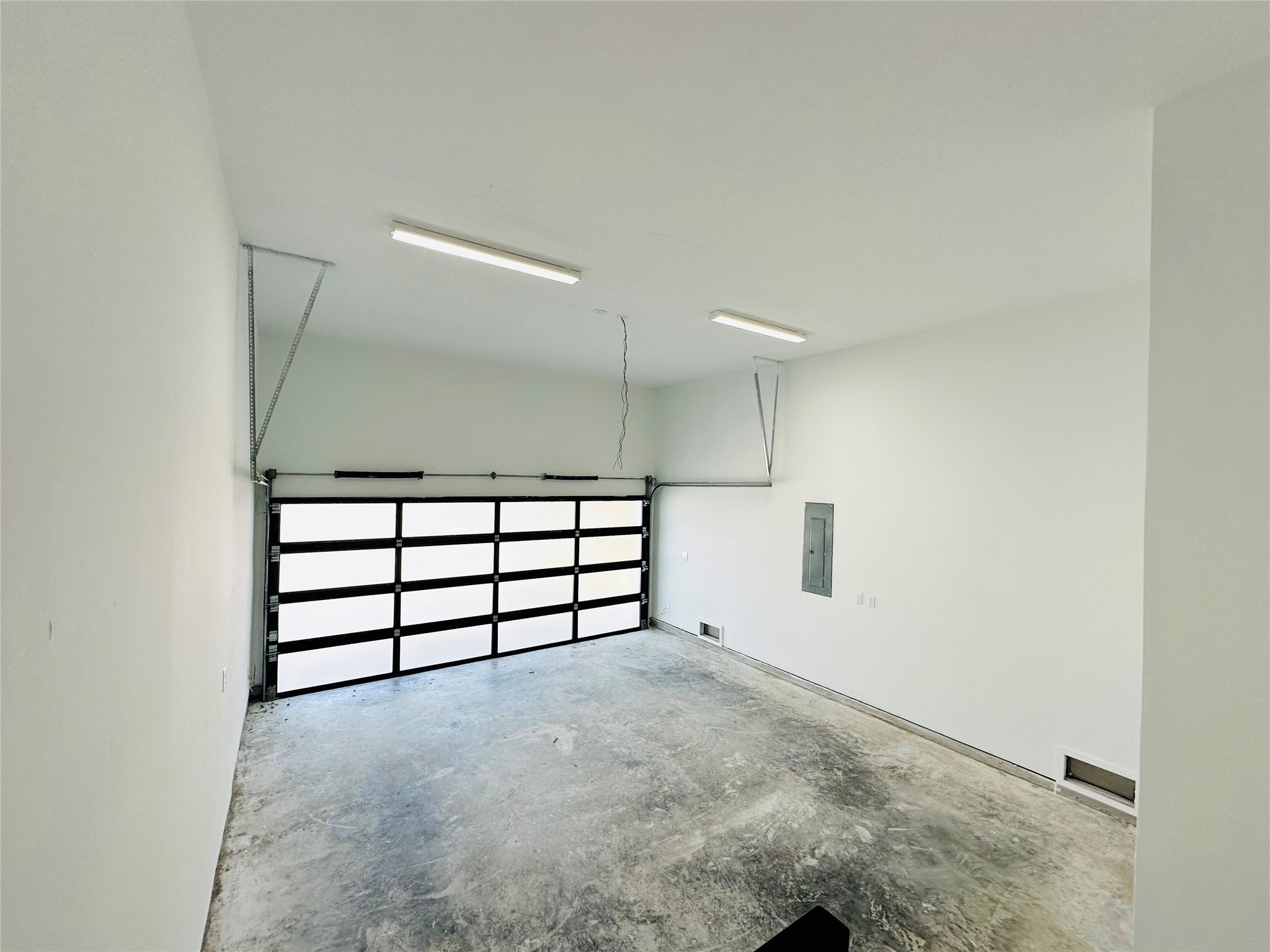 610 East 41st Street, Unit A Houston, TX 77022 - Photo 15 of 20 Garage with 14ft high ceilings