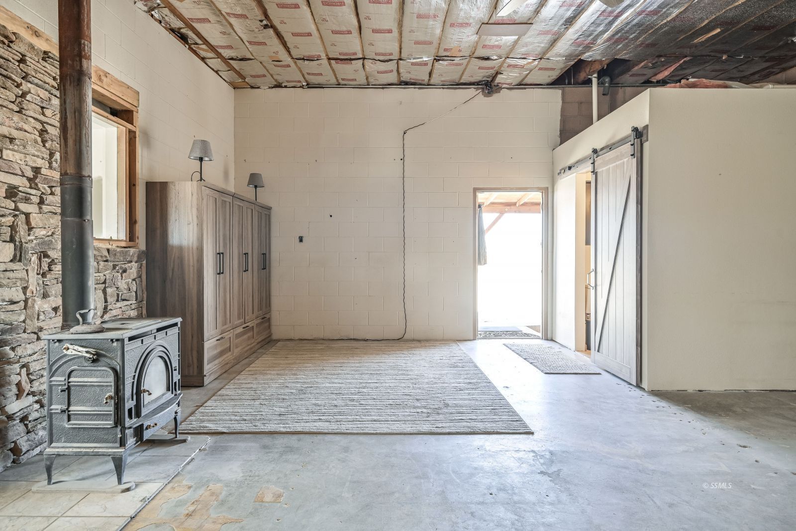 1572 North Calvert Boulevard Ridgecrest, CA 93555 - Photo 6 of 27 a view of a hallway with a door