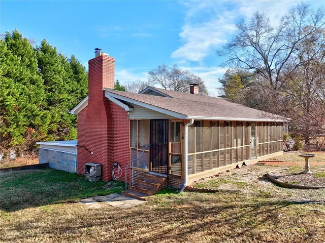 $272,900 | 433 Pineview Drive, Pickens, SC 29671